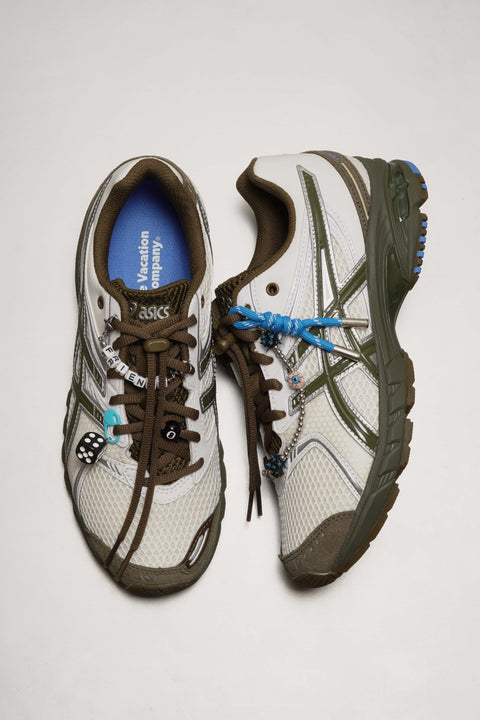 Eyes on You Sneaker Charm